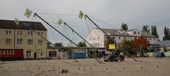 Roncalli Müchen: am 28.09.2017 wurden die Zeltmasten hochgezogen (©Foto: Martin Schmitz)